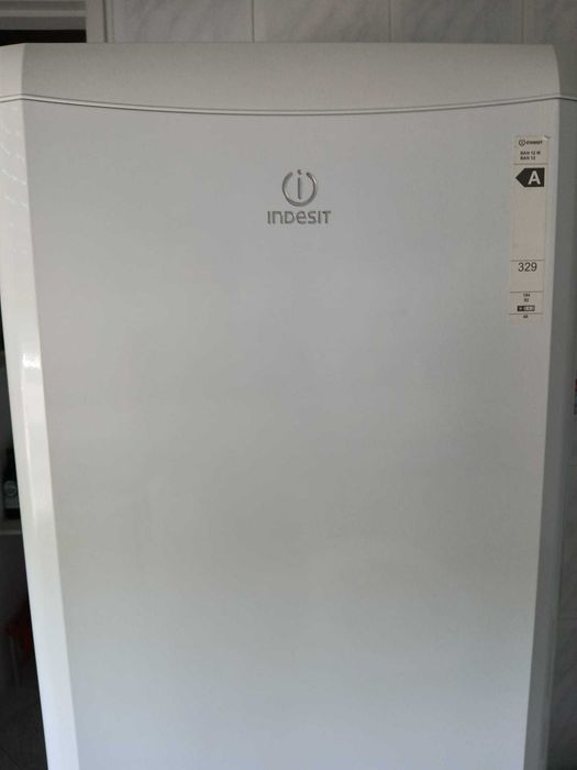 Vendo um Frigorífico Combinado Marca Indesit Class A