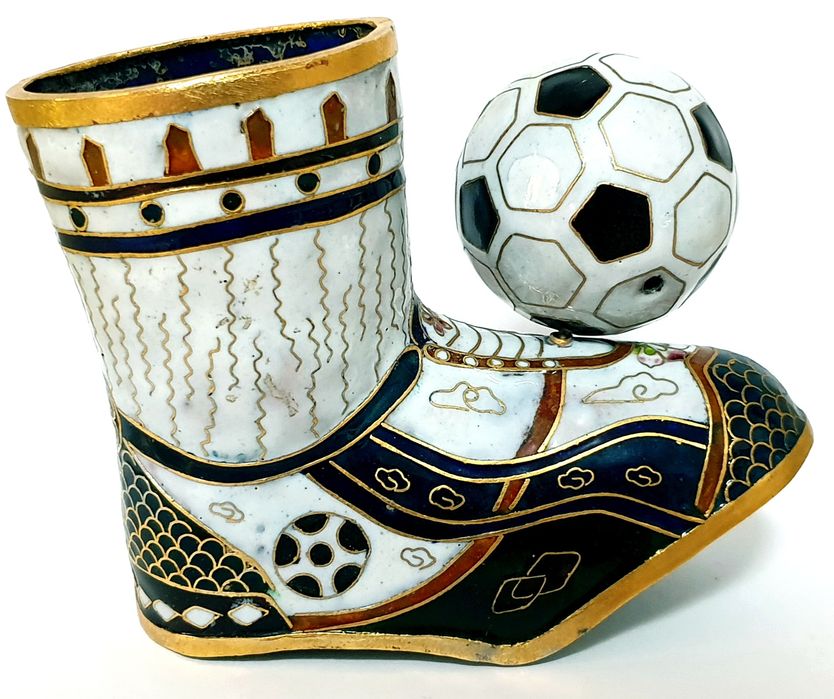 Jarra em forma de bota e bola de futebol em cloisonné