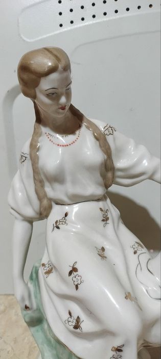 Статуетка "Жінка з куманцем".