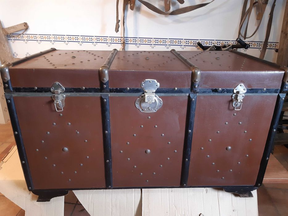 Baú - Arcas Madeira Maciça Antigas  Mesa Ferro Fundido castanha