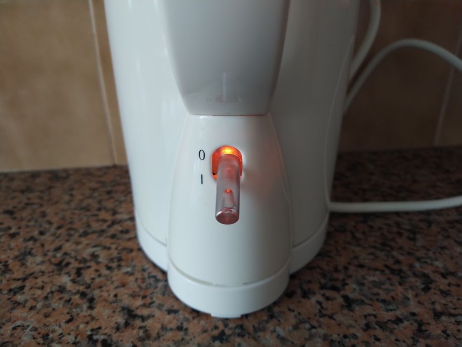 Fervedor de água jarro elétrico chaleira tachos panela pratos copos casa quarto apartamento vivenda escritório gabinete.