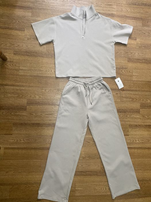 Літній костюм бежевого кольору