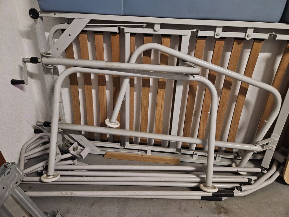 Cama articulada 190 x 90 cm, estrutura de metal, estrado ajustável em 3 zonas, com colchão