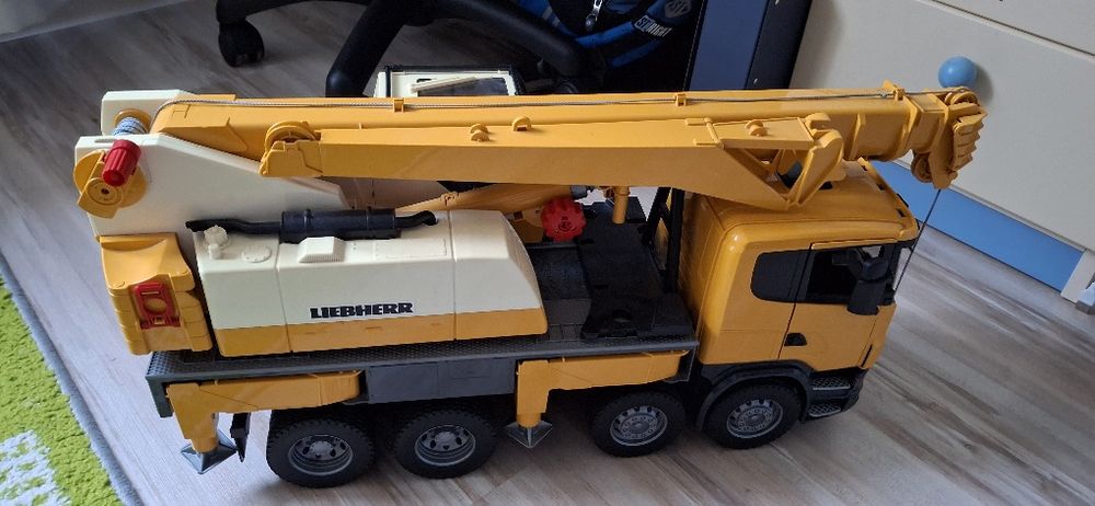 Bruder 03571 Ciężarówka Scania Super 560R z żurawiem Liebherr
