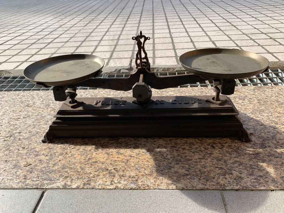 Balança  de pratos Antiga