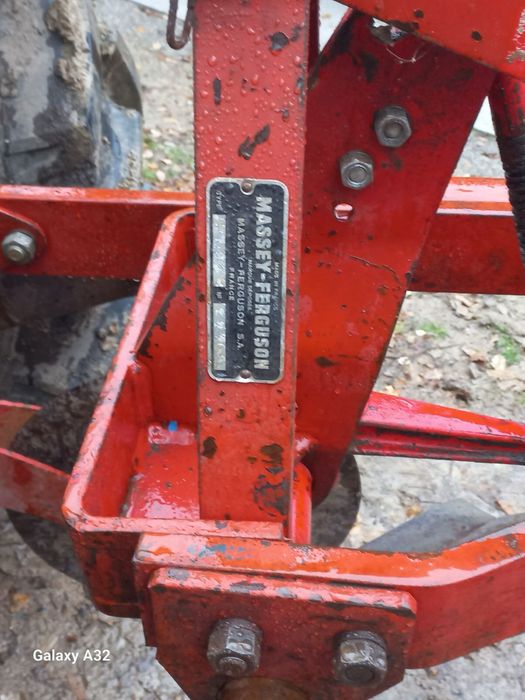 Продам 2-х корпусний плуг Massey-Ferguson 2по30