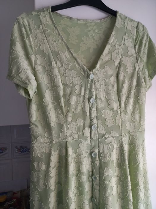Vestudo midi ,verde claro, tecido " lavrado" não  amarrota M/L..Impecável