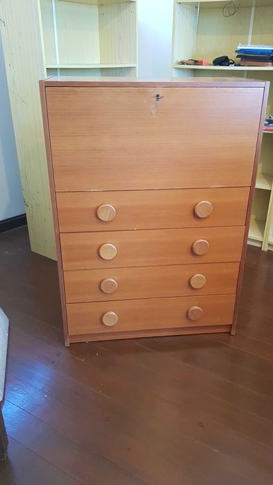 Escrivaninha vintage, madeira de pinho, o ideal 2 em 1, secretária e comoda. Recolha na Charneca em Cascais excelente compra