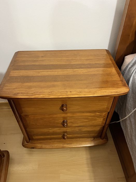 Mesa de cabeceira em cerejeira