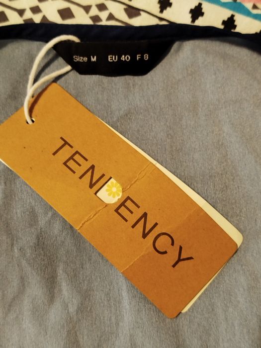 Nowa granatowa sukienka ze wzorem Tendency 40 L
