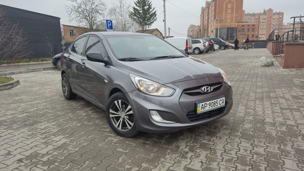 Доброго дня!
Продам Акцента в доброму стані,авто в одній сім'ї з 2011 року купували в автосалоні з того часу на їздили 98 тис.км до 50 тисяч обслуговували на офіціалі,по кузову є підфарбування(за це поговоримо по телефону) АКПП перемикає чудово,ходова збита,масло в двигуні та фільтра  замінено,стоїть добра акустика була доп послуга з салону,сигналізація з авто запуском теж встановлено з салону,технічний стан авто задовільний, більш детально розповім по телефону 
06*********17 Владислав