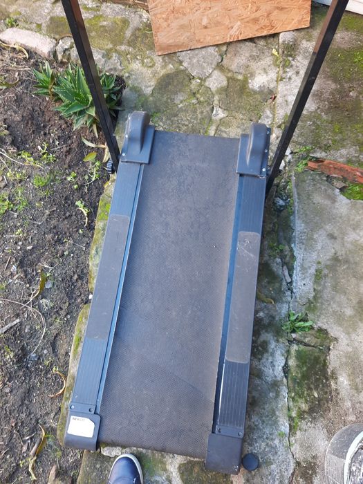 Vendo as 2 ou em separado. Passadeira  E máquina de musculação