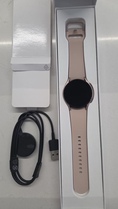 Samsung Galaxy Watch4 (40mm) na cor Rosa Dourado