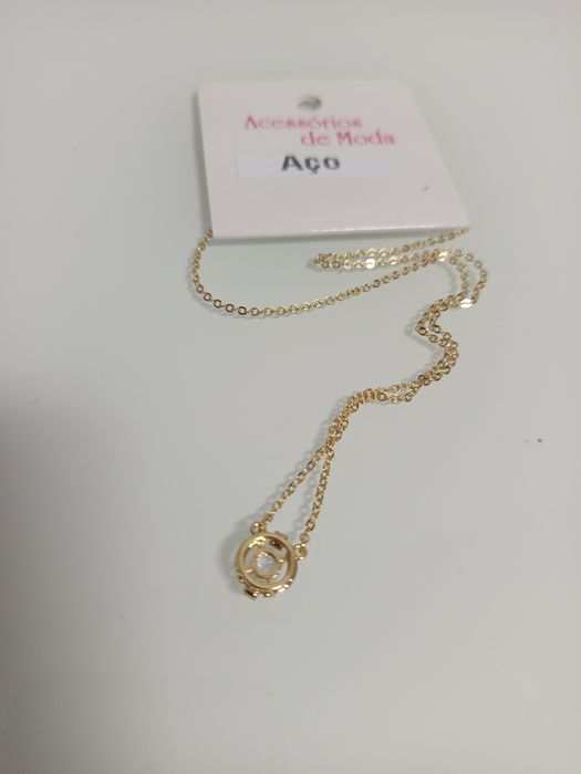 Colar dourado com brilhantes
