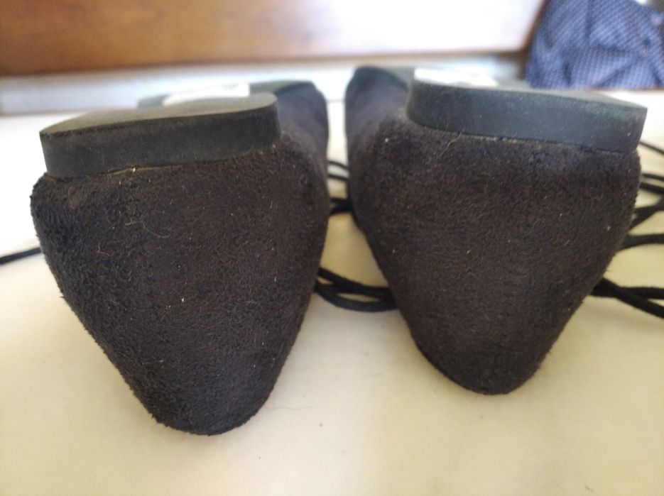 Sabrina atar a perna