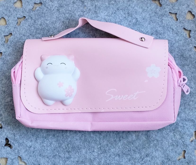 Różowy piórnik z kotkiem antystresowym