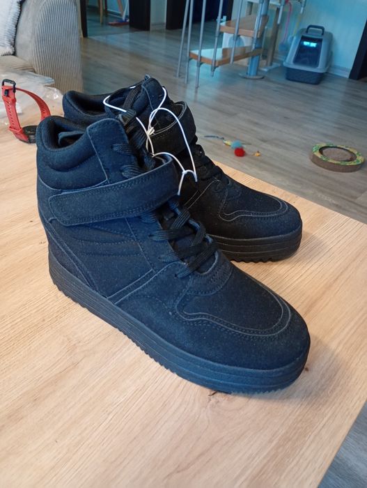 41 Hit! Sneakersy na koturnie House