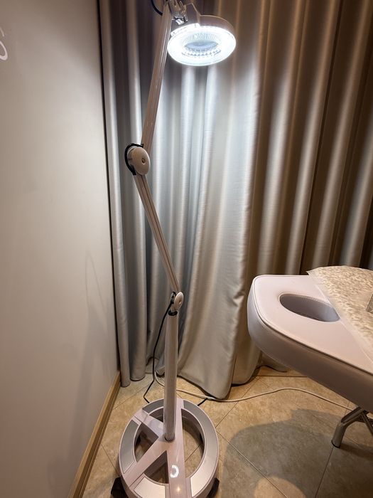 Candeeiro branco com lupa incluida. Bastante iluminaçao .