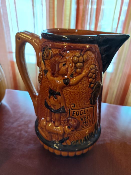 Conjunto de três canecas de vinho e um copo, com motivos tradicionais portugueses