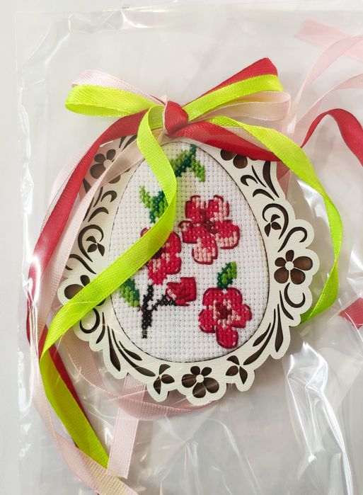 Підвіска пасхальна оздоблена вишивкою