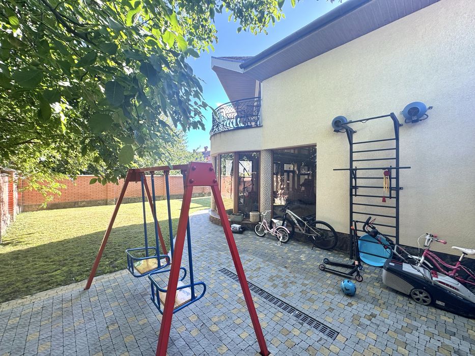 Сучасний будинок з закритим басейном