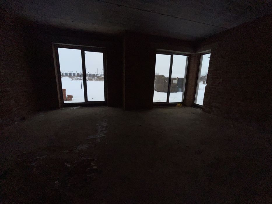 Сучасний дуплекс в чудовій локації з асфальтованим підʼїздом