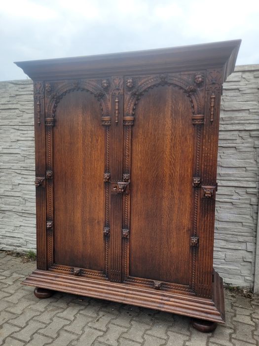 Elegancka szafa z drążkiem i półkami.