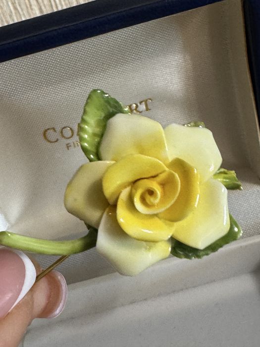 Гарна вінтажна брошка з трояндою coalport в коробочці