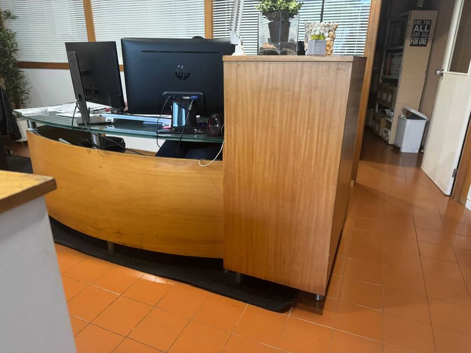 Secretária com arrumos