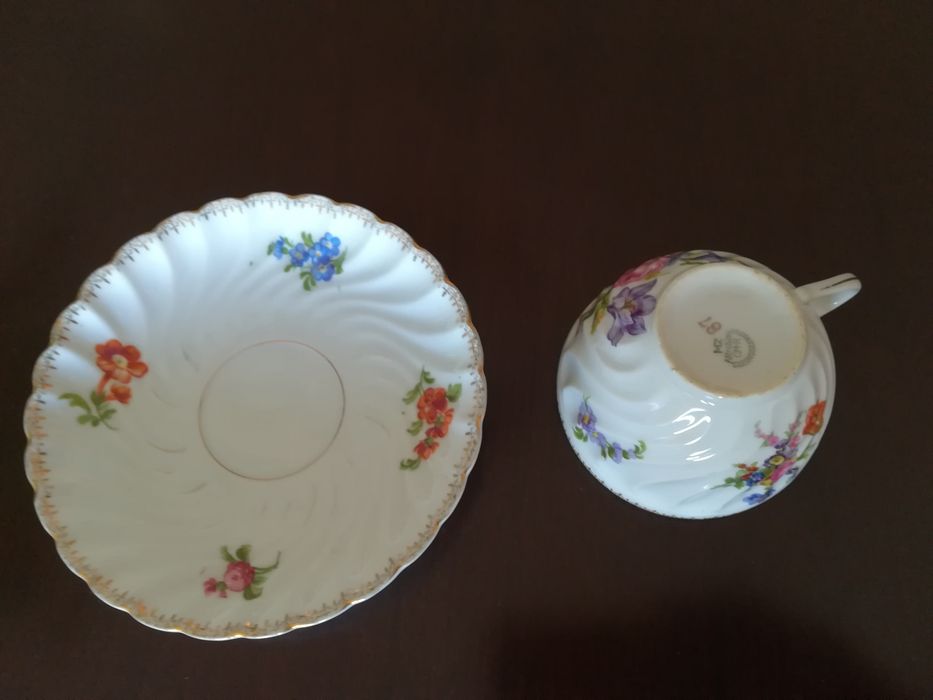 Chávena antiga em porcelana