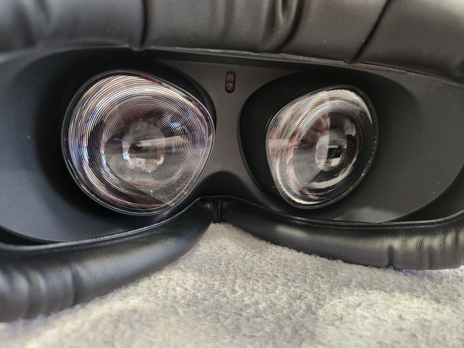 Oculus Quest 2 128Gb без джойстиків, підгорілий на сонці дисплей