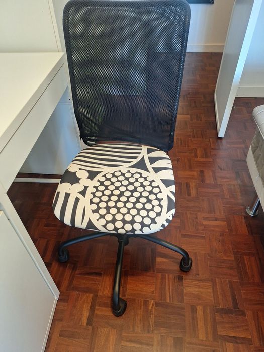 2 cadeiras de secretária ikea azul e preta