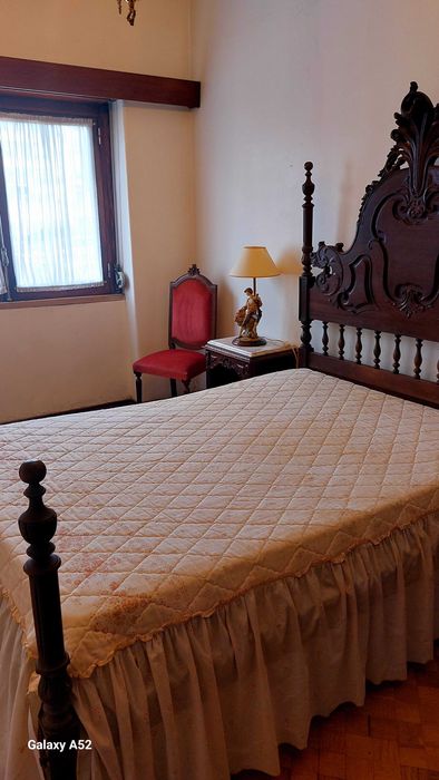 Cama casal  madeira de mogno, sem colchão