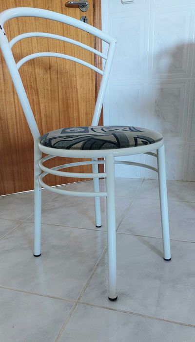 6 cadeiras de ferro com estofado redondo