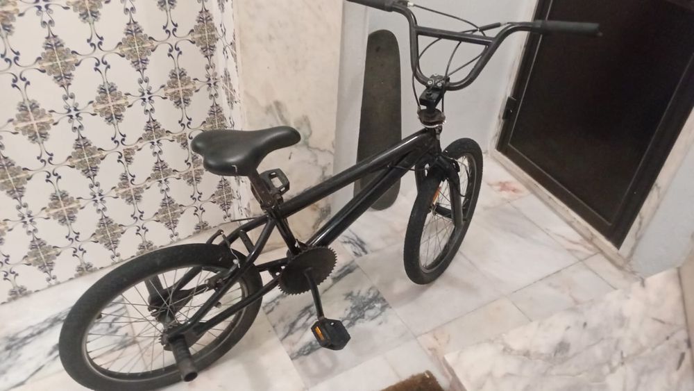 Bicicleta cross com pedaleiras