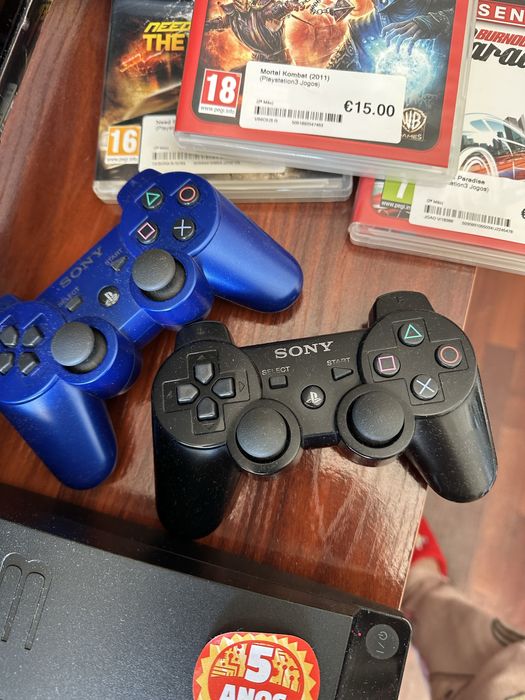 Ps3 com 2 comandos e jogos
