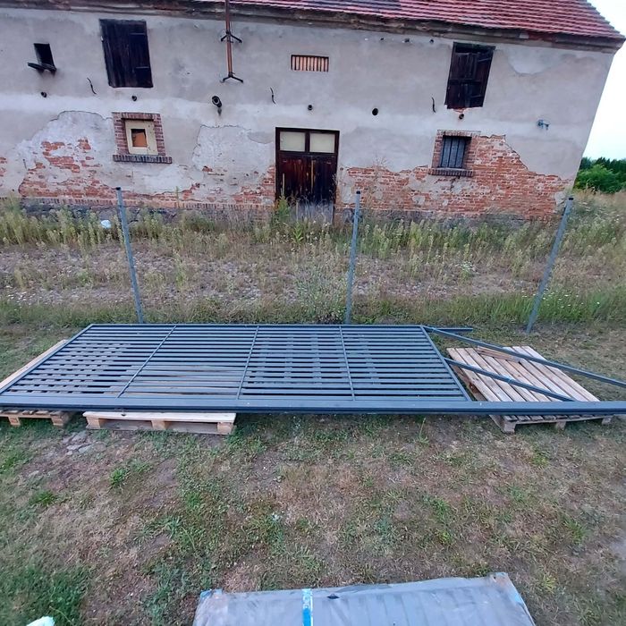 Brama przesuwna z furtką