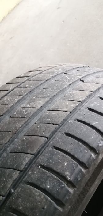 Pneu Michelin 215/50/17 com rasto