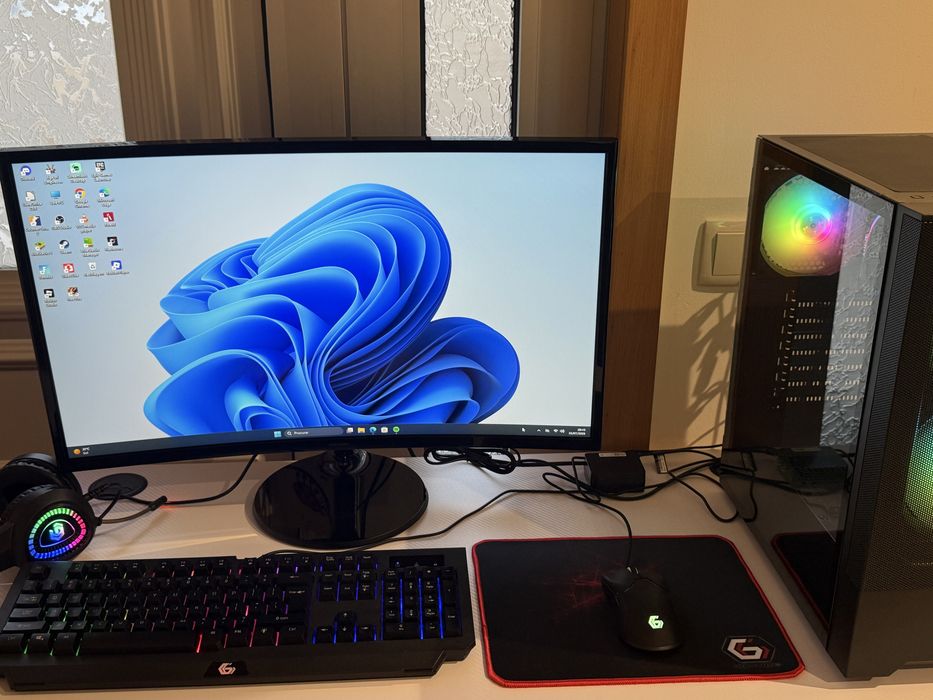 Esta novo com poucas hiras de trabalho, e tamb leva a mesa, e gemer. Monitor curvado
