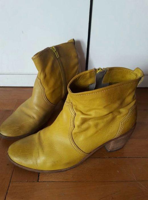 Жовті шкіряні черевики