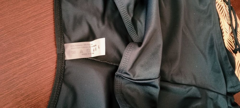 Nowe spodenki marszczone po bokach .