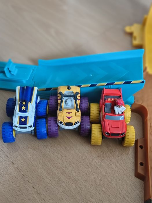 Tor hot wheels +3 samochodziki z bajki Blaze i mega maszyny