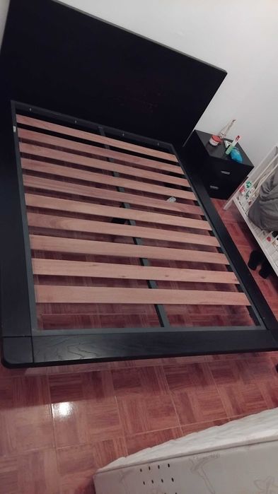 Cama e cómodas usadas