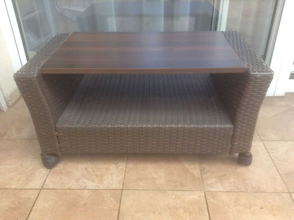 Stolik  rattanowy z półką i na obrotowych kółkach