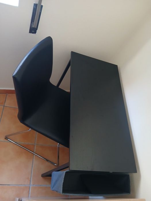 Mesa de computador com cadeira