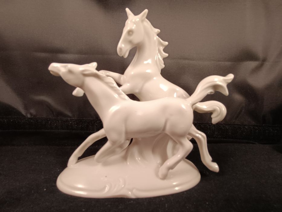 Konie w galopie figurka porcelana gdr