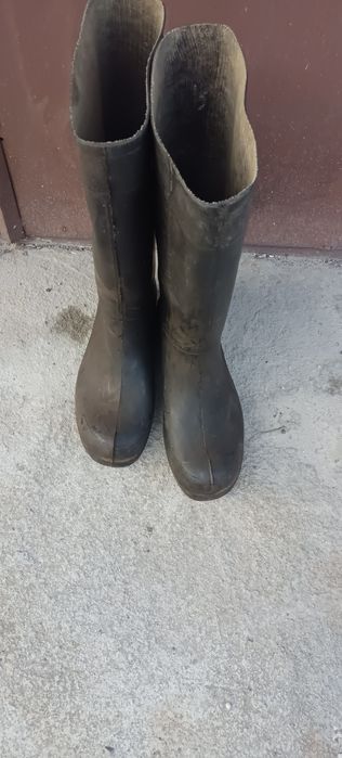 Продам ризинову обув в гарному стані