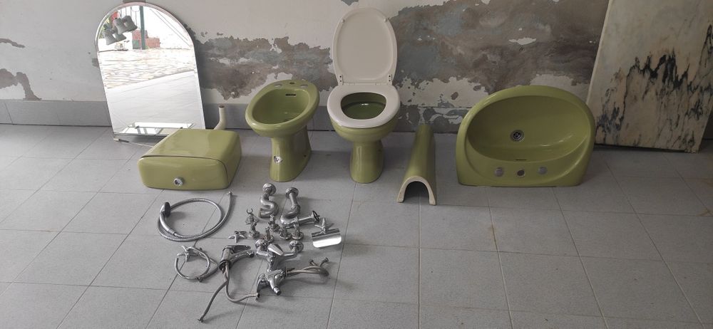 Sanitários de WC, espelho e torneiras