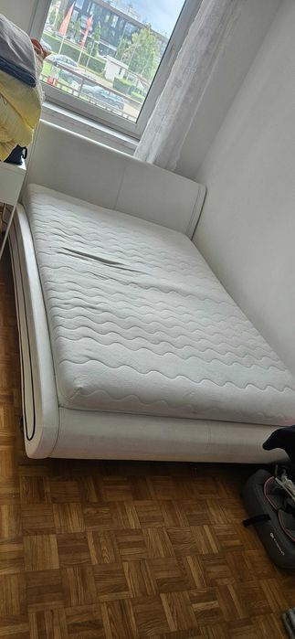 Łóżko solidne z materacem