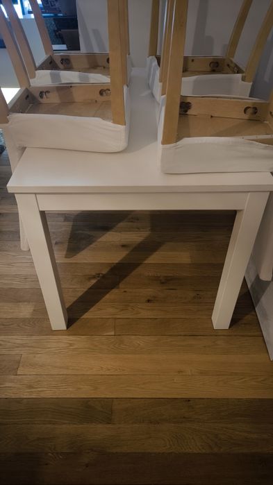 Mesa de jantar e cadeiras